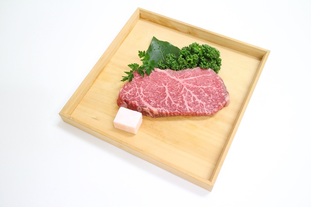 国産牛熟成肉（モモ肉）のステーキ