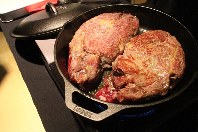 シチロウのドライエージングビーフを鉄の伝道師、山口さんがスキレットで焼き上げました。