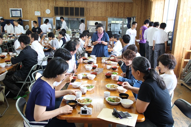 友人たちと愛農高校へお邪魔して生徒や先生たちと校内自給率70％の給食をいただきました。もちろん最高の食材をつかっているのですから抜群においしかったです。